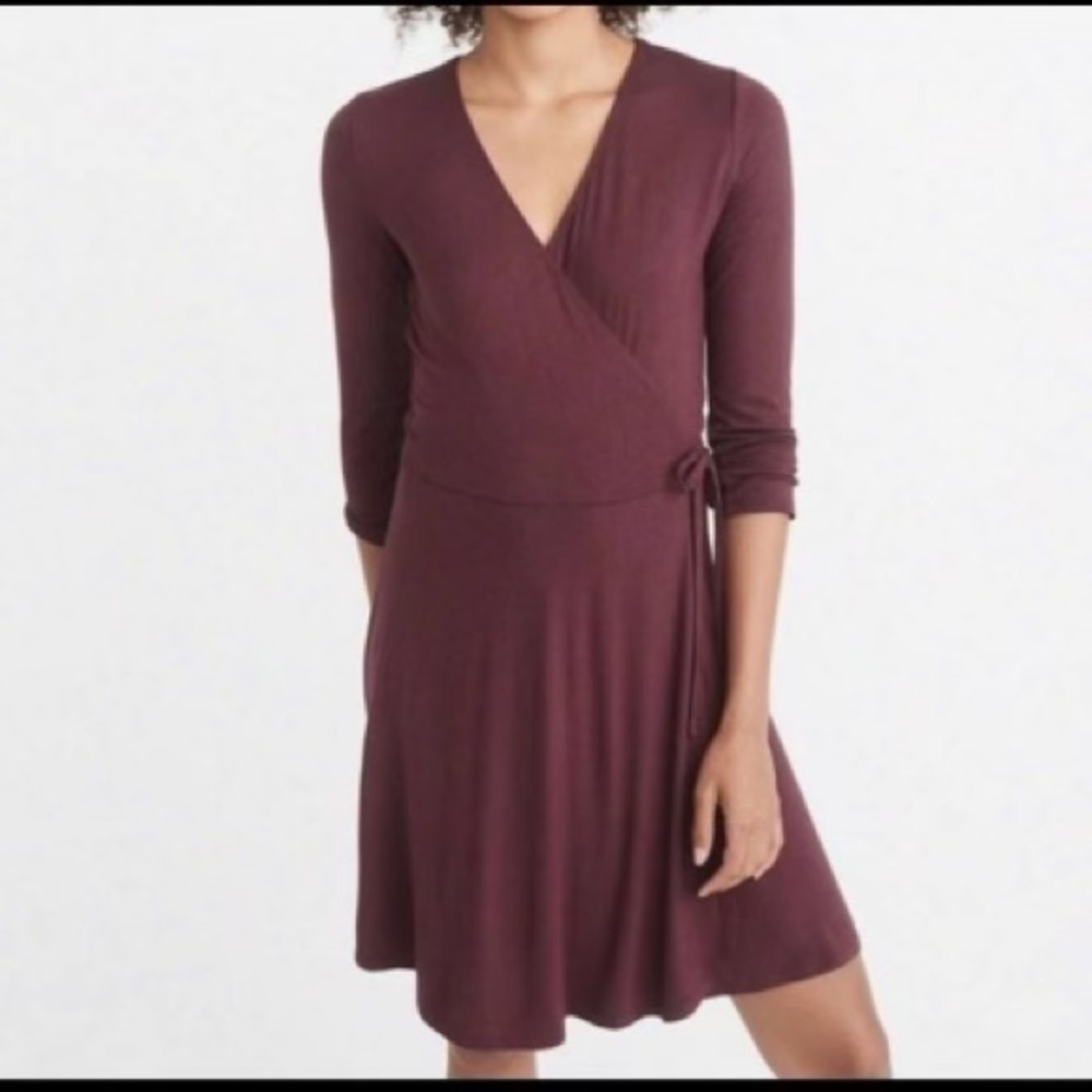Abercrombie & Fitch dress is a faux wrap front viscose in burgundy color, lXS - Picture 1 of 8